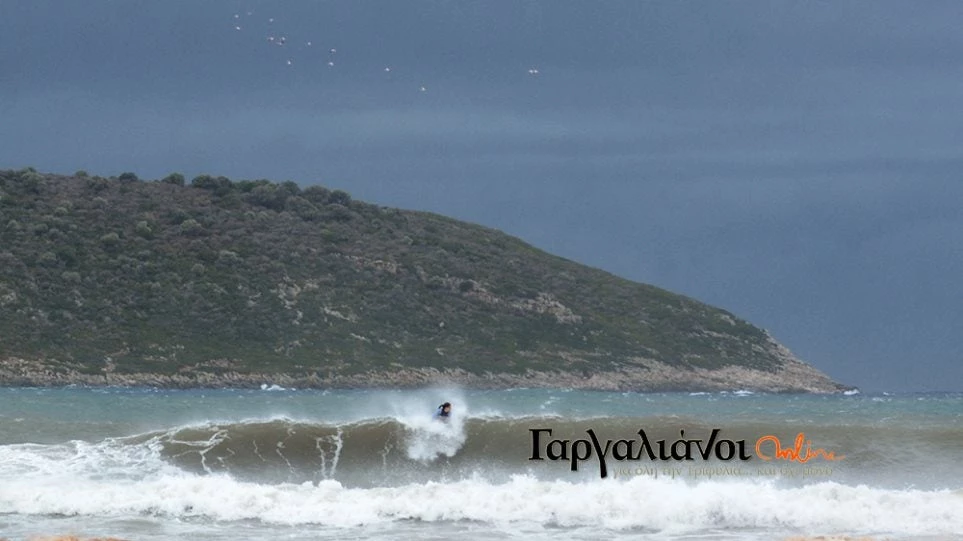 Παράτολμοι σέρφερ «τα βάζουν» με τα κύματα του κυκλώνα «Ζορμπά» (βίντεο)
